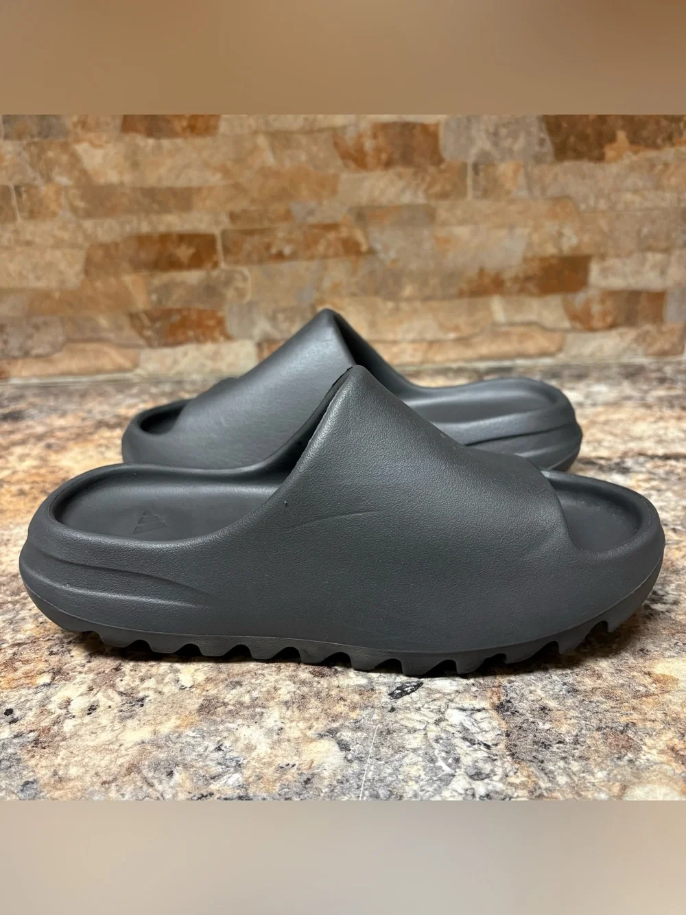 Adidas X Yeezy Slides ONYX Mens Size 6 Women’s 7.5